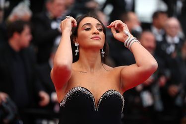 Camélia Jordana au Festival de Cannes en 2019 pour la montée des marches du film «La Belle Époque» (en robe Miu Miu et bijoux Boucheron)