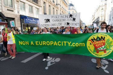 Des manifestants dénoncent le projet Europacity en octobre 2018 à Paris