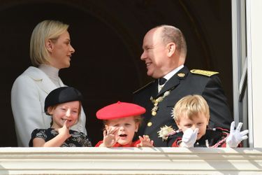 La princesse Charlène et le prince Albert II de Monaco, le 19 novembre 2019, lors de la Fête nationale, avec leurs enfants le prince Jacques et la princesse Gabriella et leur nièce Gaia-Rose Wittstock