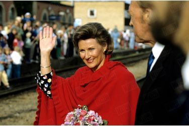 Harald V et son épouse Sonja à Hamar, lors de leur tournée à travers la Norvège pour le sacre du roi en juin 1991.