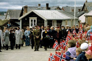 Harald V et son épouse Sonja à Elverum, lors de leur tournée à travers la Norvège pour le sacre du roi en juin 1991.