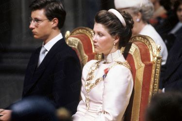 La princesse Märtha Louise et le prince Haakon au sacre de leur père, le roi Harald V de Norvège, en la Cathédrale de Nidaros à Trodheim, le 23 juin 1991.