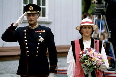 Harald V et son épouse Sonja à Eidsvoll, lors de leur tournée à travers la Norvège pour le sacre du roi en juin 1991.