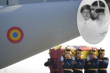 Le cercueil de l&#039;ancienne reine mère Hélène de Roumanie à son arrivée à l&#039;aéroport d&#039;Otopeni. En médaillon, avec son fils le roi Michel Ier 