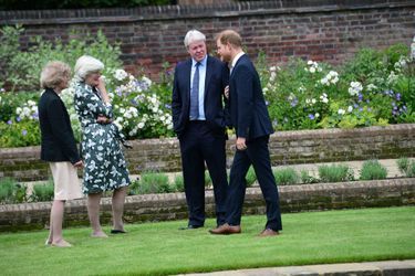 Le prince Harry avec son oncle Charles Spencer et ses tantes Lady Sarah McCorquodale et Lady Jane Fellowes dans les jardins de Kensington Palace à Londres le 1er juillet 2021