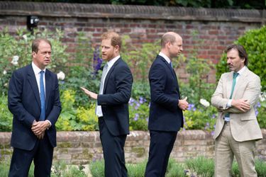Les princes Harry (discutant avec Guy Monson, un membre du conseil pour la création de la statue) et William (avec le designer Pip Morrison) dans les jardins de Kensington Palace à Londres le 1er juillet 2021