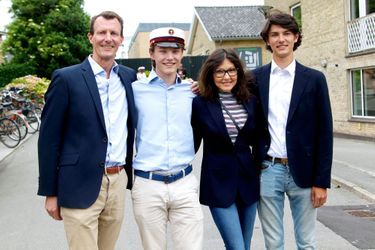 Le prince Felix  de Danemark avec ses parents le prince Joachim et Alexandra Manley et son frère aîné, le prince Nikolai, à Hellerup le 23 juin 2021