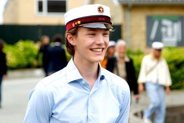 Le prince Felix de Danemark, avec sa casquette de bachelier à Hellerup, le 23 juin 2021