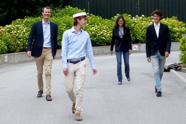 Le prince Felix de Danemark avec ses parents le prince Joachim et Alexandra Manley et son frère aîné, le prince Nikolai, à Hellerup le 23 juin 2021