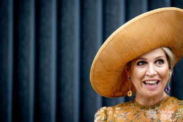 La capeline et les boucles d&#039;oreille de la reine Maxima des Pays-Bas à Amsterdam, le 24 juin 2021