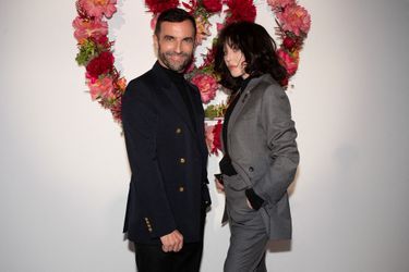 Nicolas Ghesquière et Isabelle Adjani au dîner de lancement des parfums Louis Vuitton «Les Extraits Collection» à la Fondation Louis Vuitton à Paris le 5 juillet 2021