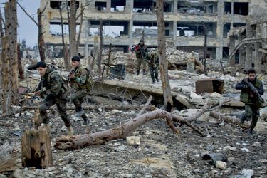 Alep, 2016 : soldats loyalistes dans les décombres de l’Académie militaire.