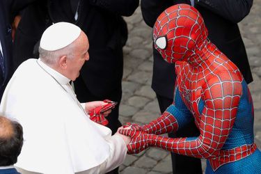 Le pape François a rencontré Mattia Villardita, un homme déguisé en Spiderman, au Vatican, le 23 juin 2021.