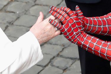 Le pape François a rencontré Mattia Villardita, un homme déguisé en Spiderman, au Vatican, le 23 juin 2021.