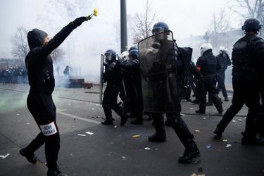 Des policiers face à un manifestant, jeudi à Paris (image d&#039;illustration). 