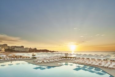 La piscine extérieure de l&#039;Hôtel du Palais, donnant sur la Grande Plage de Biarritz.