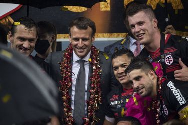 Emmanuel Macron sur le podium de la finale du Top 14 pour saluer les joueurs. 
