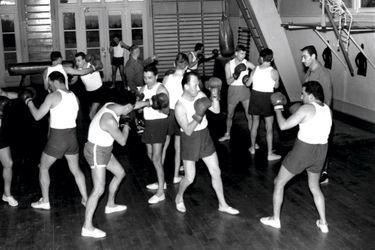 L’art du punch pour les interpellations musclées : cours de boxe dans les années 1950.