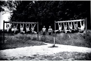 Souplesse et endurance, deux qualités essentielles : séance de gymnastique, années 1940-1950.