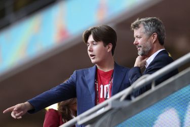 Le prince Frederik de Danemark et son fils aîné le prince Christian dans le stade de Wembley à Londres, le 7 juillet 2021
