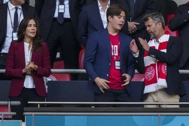 La princesse Mary, le prince héritier Frederik de Danemark et leur fils aîné le prince Christian dans le stade de Wembley à Londres pour la demi-finale de l'Euro Danemark-Angleterre, le 7 juillet 2021