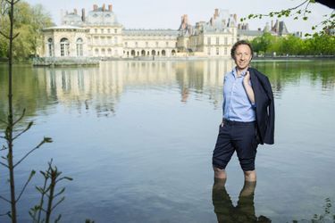 Dans l’étang des Carpes, le 22 avril 2018 au château de Fontainebleau, sur le tournage d’un « Secrets d’Histoire » consacré à Marie de Médicis.