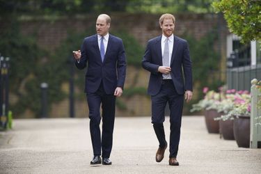 William et Harry dans les jardins de Kensington Palace pour l&#039;inauguration d&#039;une statue commémorative de leur mère Diana à Londres le 1er juillet 2021