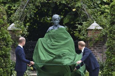 William et Harry inaugurent une statue de leur mère Diana dans les jardins de Kensington Palace à Londres le 1er juillet 2021