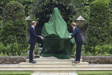 William et Harry inaugurent une statue de leur mère Diana dans les jardins de Kensington Palace à Londres le 1er juillet 2021