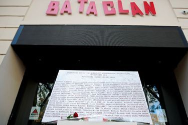 La plaque commémorative du Bataclan, le 13 novembre 2018. 