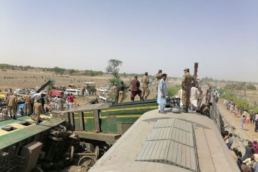 Au moins 63 personnes ont été tuées dans le déraillement d'un train suivi d'une collision avec un autre train de passagers, dans le Sud du Pakistan, ont annoncé mardi les autorités au lendemain de ce double accident.