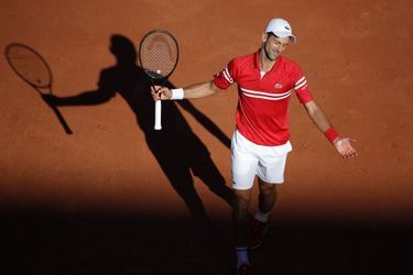 Novak Djokovic a paru nerveux en début de match.