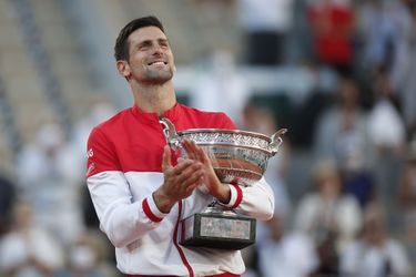 Novak Djokovic peut exulter, il remporte son deuxième tournoi de Roland-Garros.