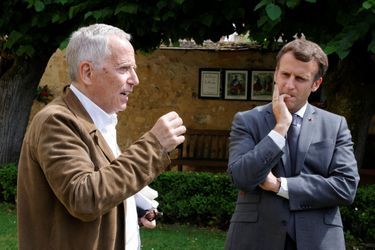 Accompagné de Fabrice Lucchini et de son épouse Brigitte, Emmanuel Macron s'est rendu à Château-Thierry (Aisne) à la maison natale de Jean de la Fontaine.