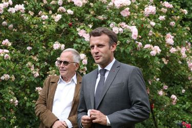 Accompagné de Fabrice Lucchini et de son épouse Brigitte, Emmanuel Macron s'est rendu à Château-Thierry (Aisne) à la maison natale de Jean de la Fontaine.