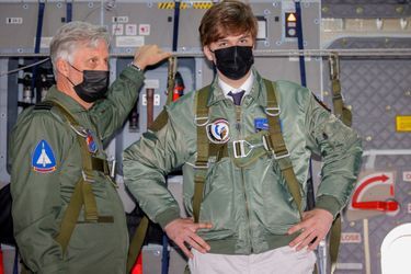 Le roi des Belges Philippe et son fils le prince Gabriel de Belgique à bord d'un avion militaire, le 23 juin 2021