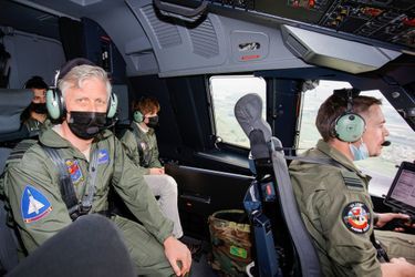 Le roi des Belges Philippe et son fils le prince Gabriel de Belgique à bord d'un avion militaire, le 23 juin 2021