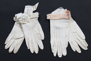 Paires de gants des princesses Helena et Alice qui sera vendues aux enchères le 15 juin 2021 chez Kerry Taylor Auctions à Londres