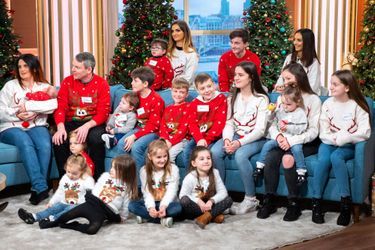 Le couple Radford sur le plateau de l'émission "This Morning" avec 18 de leurs enfants, en 2018. 