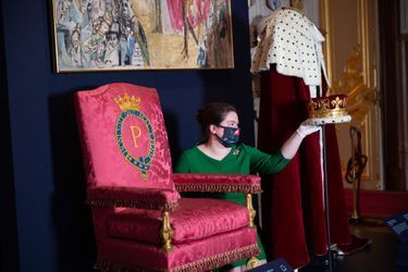Exposition hommage au prince Philip au château de Windsor : au premier plan, son trône de prince consort qui se trouvait dans la salle du trône de Buckingham Palace