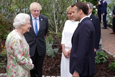 La reine Elizabeth et Boris Johnson échangent avec le couple Macron vendredi à l&#039;Eden Project pour le G7. 