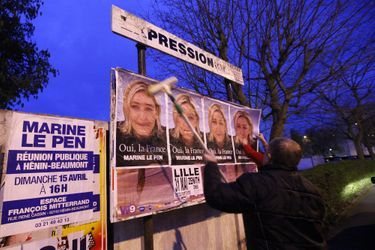 Des colleurs d'affiches du Front national en avril 2012.