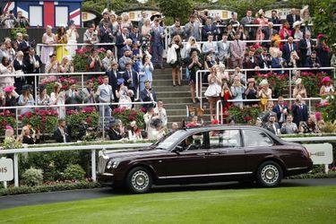 Arrivée de la Bentley de la reine Elizabeth II, samedi à l'hippodrome d'Ascot.