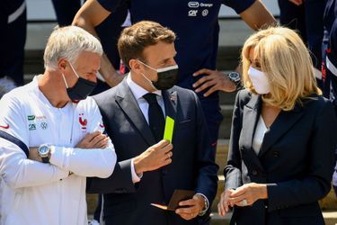  Didier Deschamps, le sélectionneur de l’équipe de France, échange avec le chef de l'Etat et Brigitte Macron. 