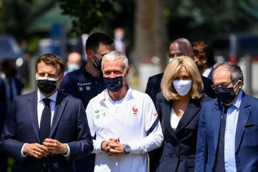 Emmanuel et Brigitte Macron ont été accueillis par Noël Le Graët, le président de la FFF, Didier Deschamps, le sélectionneur de l’équipe de France et par le capitaine Hugo Lloris.