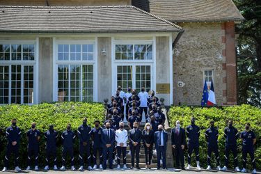 Devant leur résidence à Clairefontaine, les Bleus posent avec Emmanuel et Brigitte Macron. 