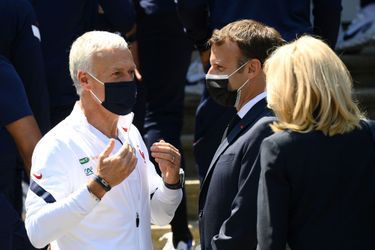  Didier Deschamps, le sélectionneur de l’équipe de France, échange avec le chef de l'Etat et Brigitte Macron. 