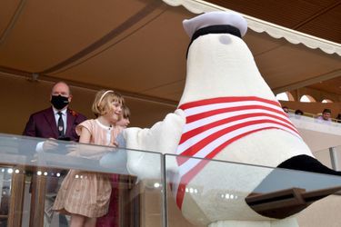 Le prince Albert II et la princesse Gabriella de Monaco avec la mascotte Barbajuan au stade Louis-II de Monaco, le 20 juin 2021