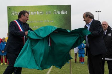 Le maire de Colombey-les-deux-églises Pascal Babouot et Michel Platini inaugurent le stade. 