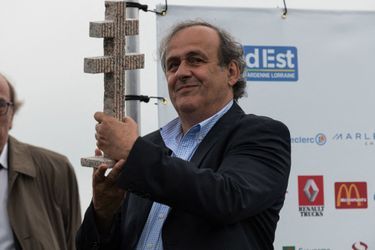 Michel Platini, qui a inauguré le stade, a reçu une réplique de la Croix de Lorraine. 